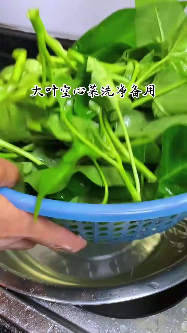 蒜蓉空心菜在家里可以这样做,炒出来不变色