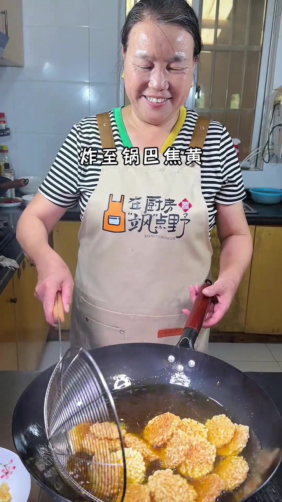 湘菜馆的招牌特色菜锅巴小炒肉,酥香脆爽