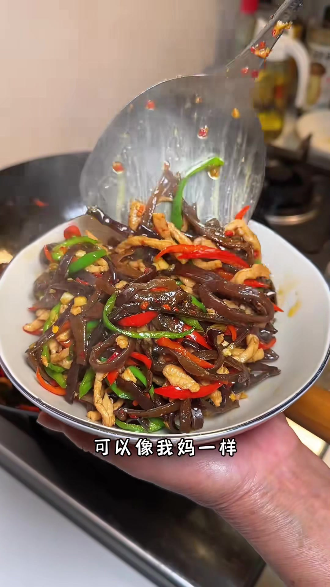 平时大鱼大肉吃腻了，你就做这个木耳丝炒肉，简单方便