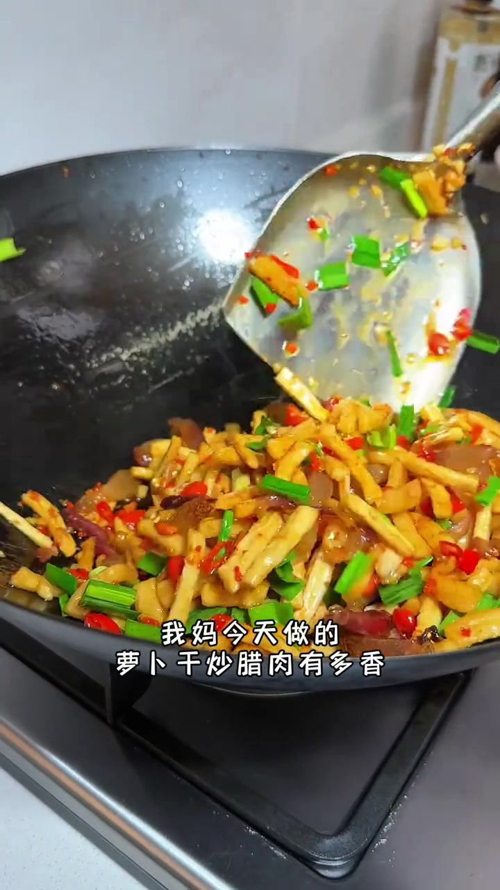 简简单单的萝卜干炒腊肉,一口一个嘎嘣香脆,好吃又下饭