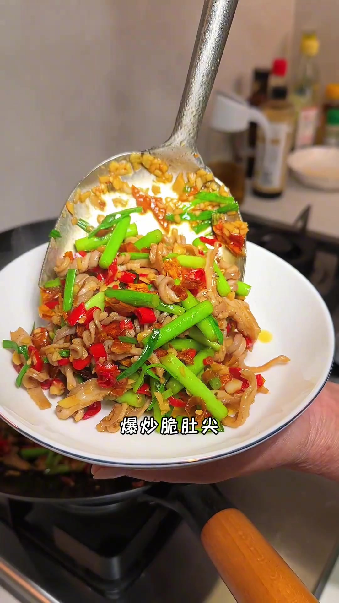 湘菜馆特色菜黄贡椒脆肚，鲜香脆嫩