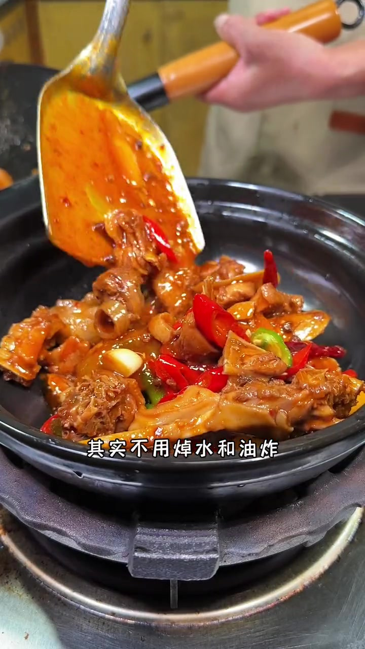 在家里做干锅鸭不用焯水和油炸，就像我妈这样做