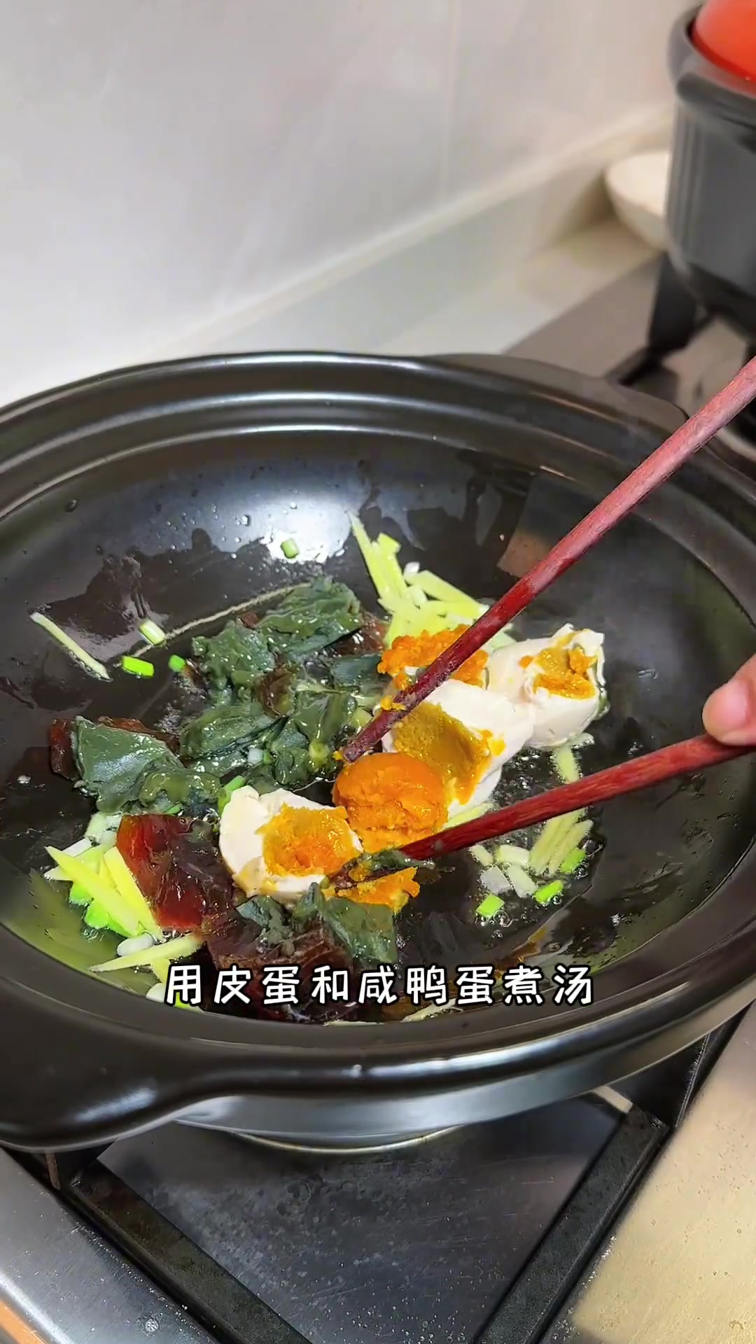 用皮蛋和咸鸭蛋做的上汤娃娃菜，汤鲜味美菜入味