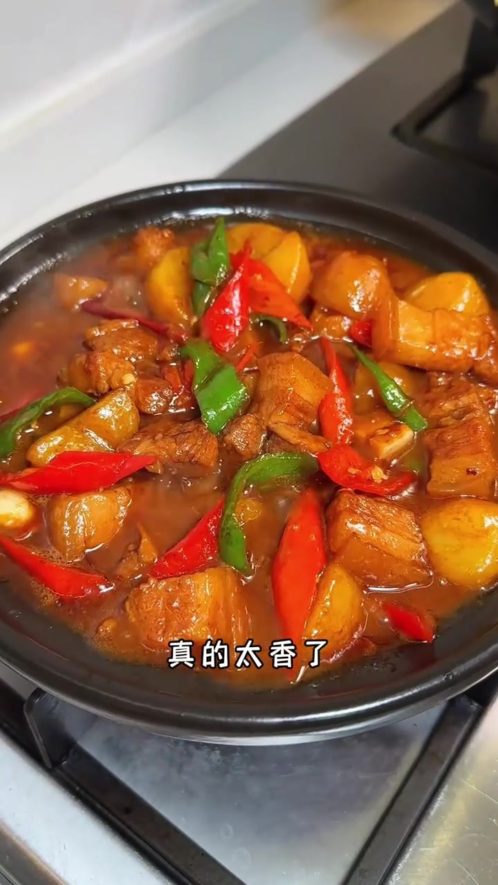 这样做的土豆烧肉真的太香了，土豆粉糯鲜香入味，好吃特别下饭