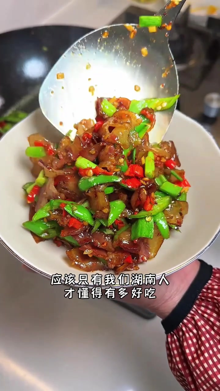 分享一道辣椒炒腊猪脸肉的做法，吃起来香辣软糯有嚼劲