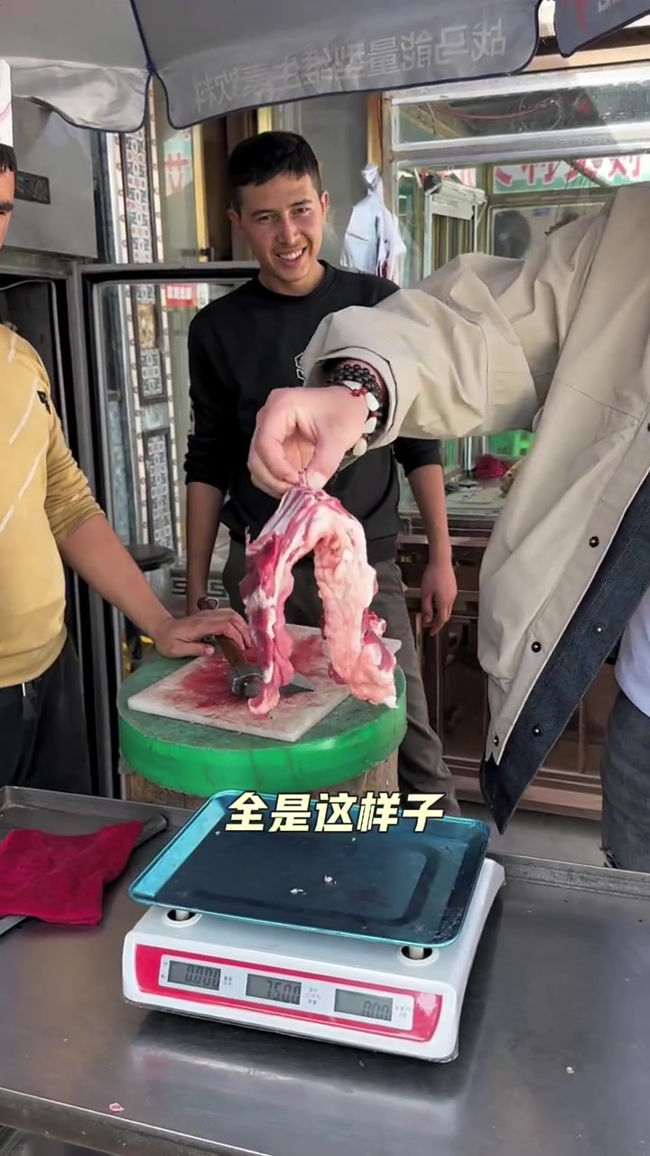 在皮山碰到地下馕坑，挂糊架子肉外酥内嫩，一口下去太香了