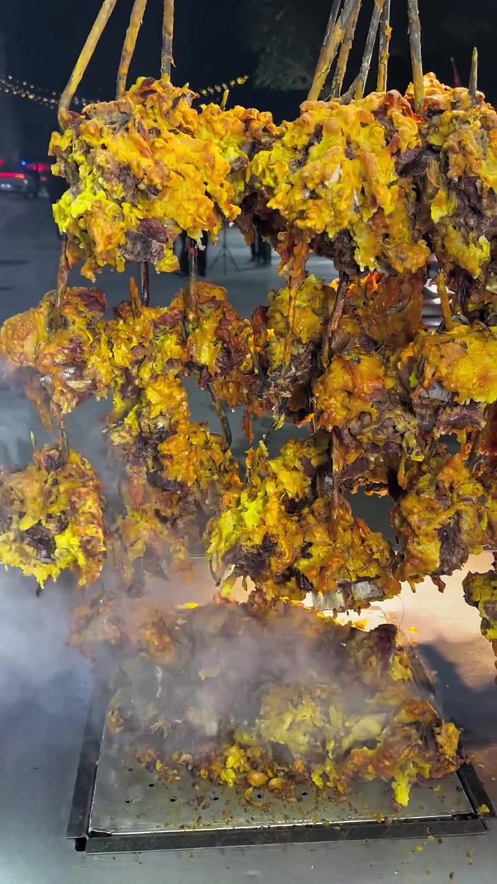 在和田皮山县的夜市摊摊上发现馕坑烤牛肉