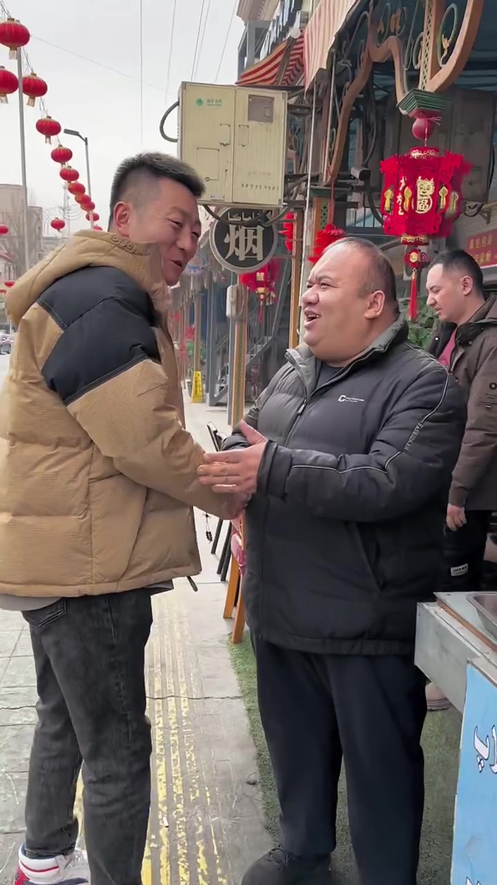 回新疆的第一顿，当然得拉面烤肉安排起来，可太想这口了