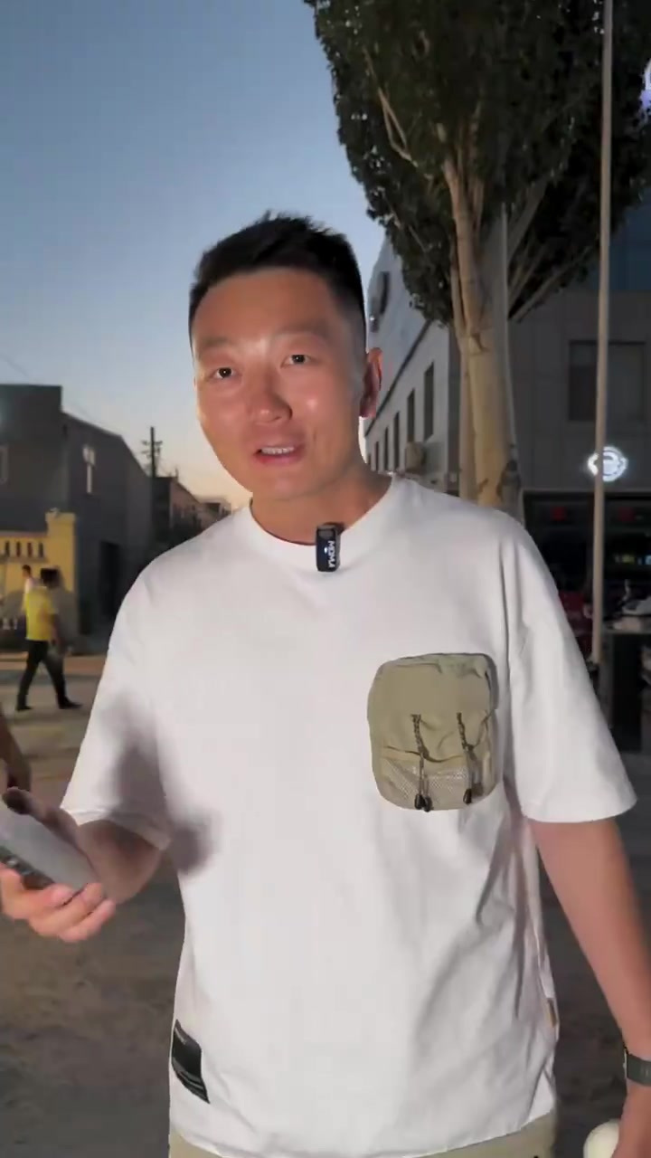 香妃园夜市，夜宵走起，真的一口一个馕包肉串，太过瘾了