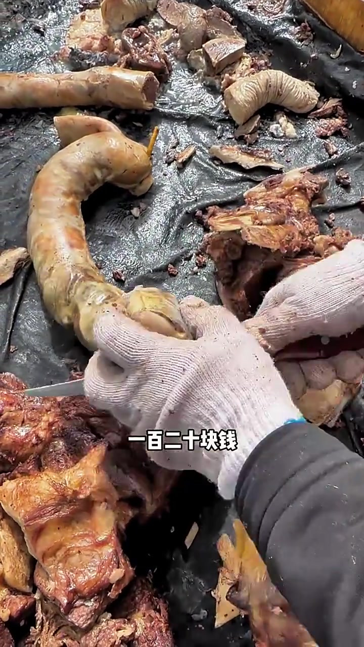 今天带你们看看柯尔克孜族的美食，马肉抓饭