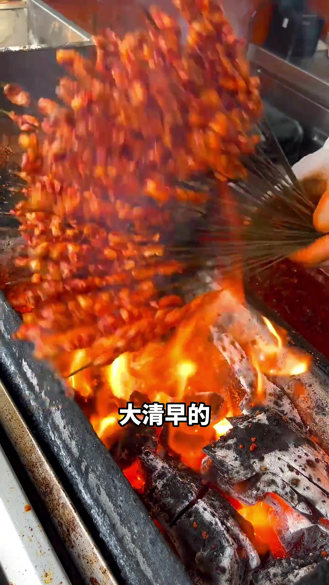 兰州早餐的太硬核了,大清早咥个热热的辣子凉面配烤肉真香