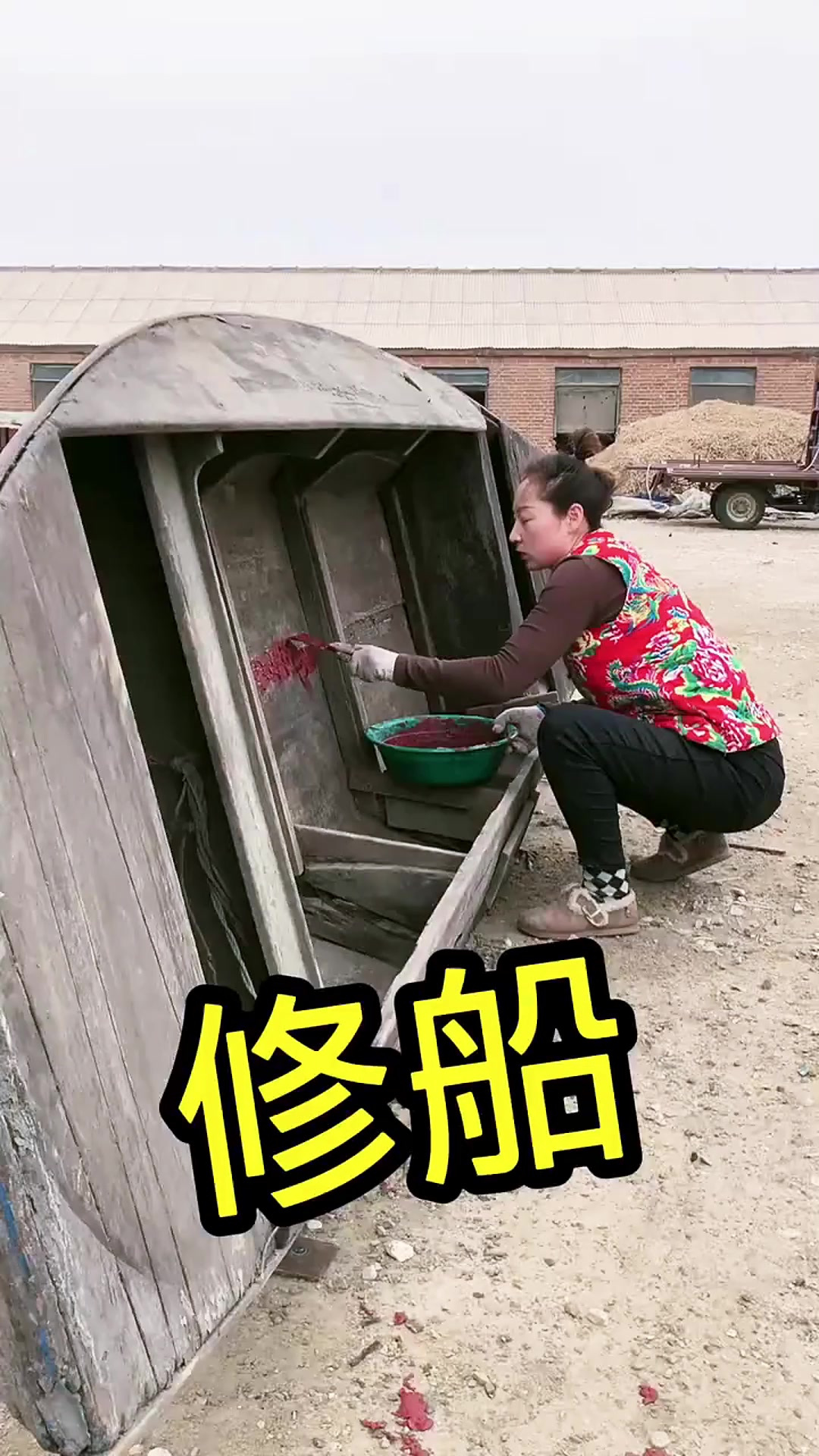 河里出鱼了，这不得赶紧修修船出发捞鱼