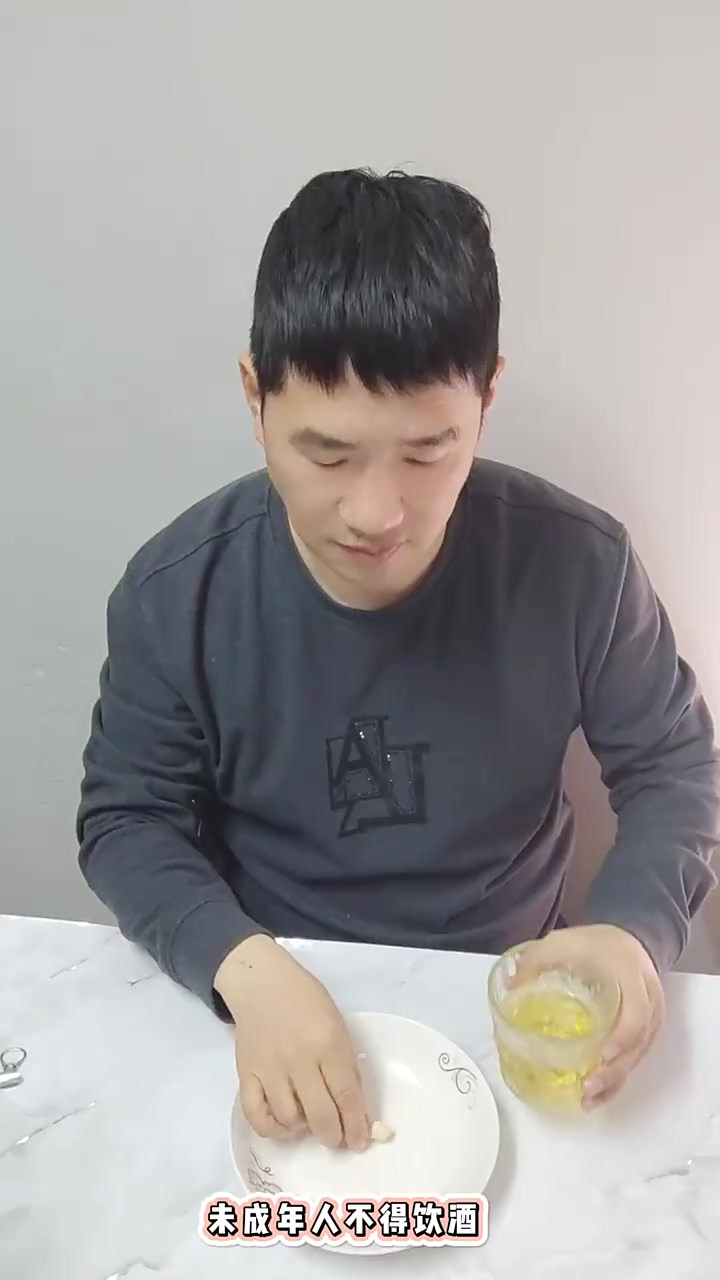 大口喝酒大口肯德基大鸡架，太满足了