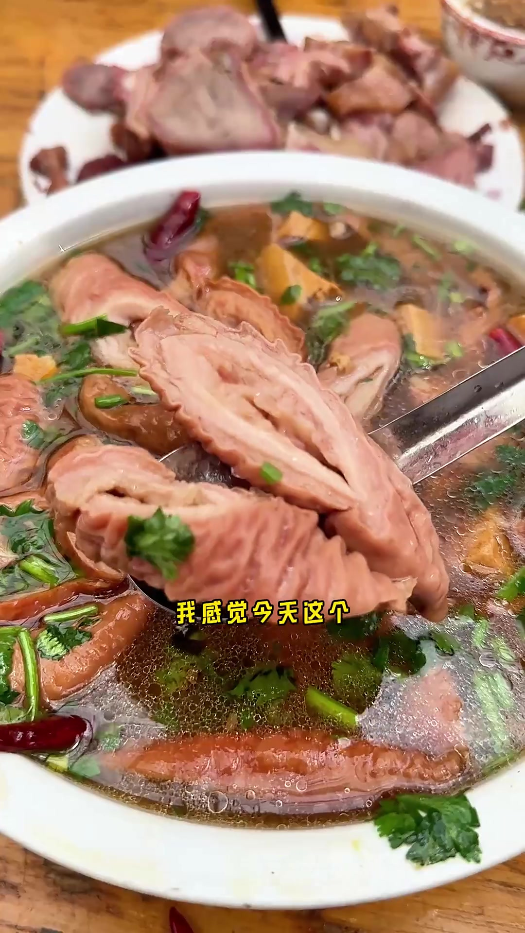 青州藏在村里的全猪宴人多到爆，来晚了根本坐不下！