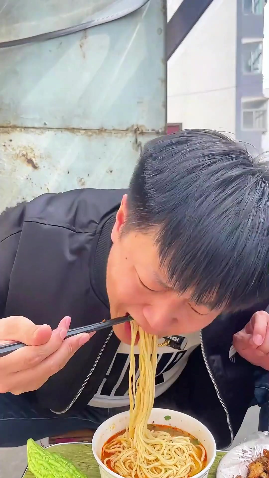尝尝在小区里的烧烤拉面综合体！有时候没特色也是特色