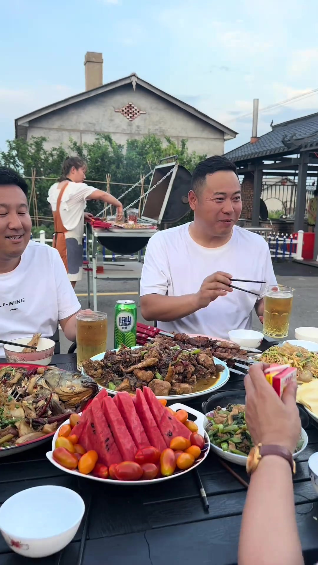 小鸡炖蘑菇，鲤鱼炖粉条朋友相聚，让我们举杯畅饮