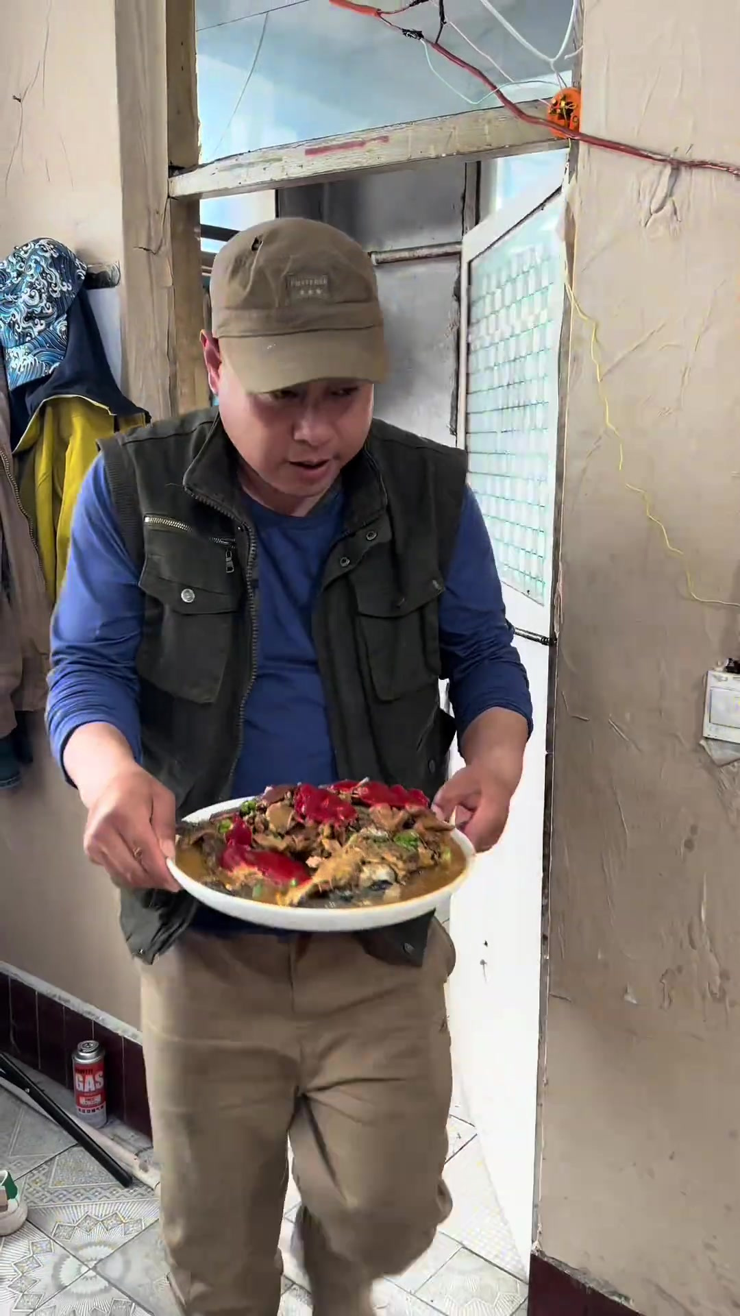 今天二哥做了狗鱼炖猪肚,干炸肥肠,东北农村美食