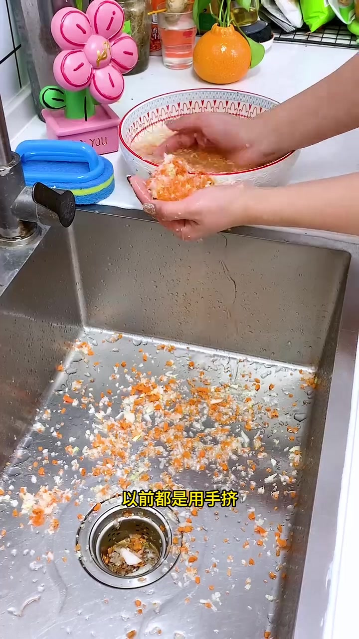 爱吃饺子的人给菜馅挤水就用它,挤水快速又干爽