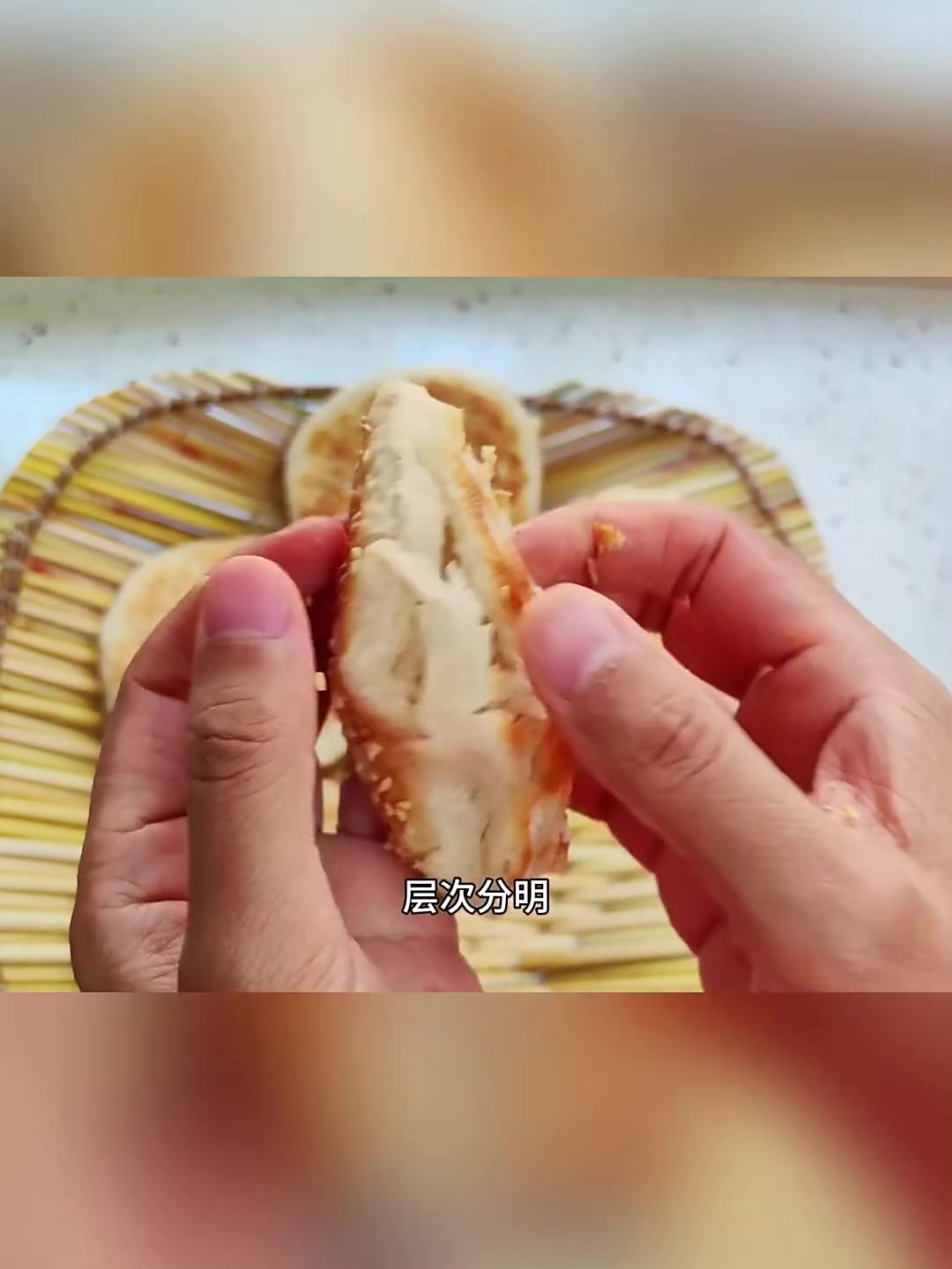 酥脆多层的油酥烧饼,夹肉夹菜空口都好吃