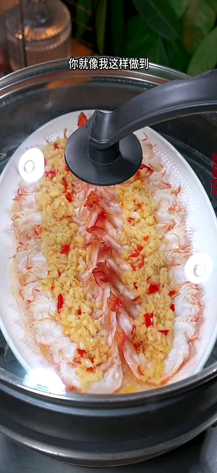 湖南美食:以后家里来客大虾,你就像我这样做到蒜蓉开背虾,蒜香