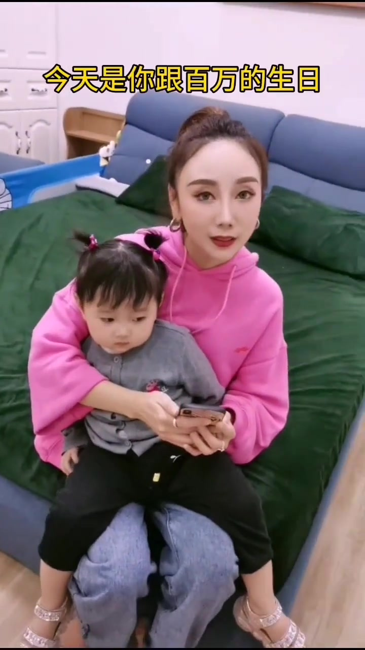 我们家百万心胸特别宽阔,一个馒头生日就过了,也不哭不闹