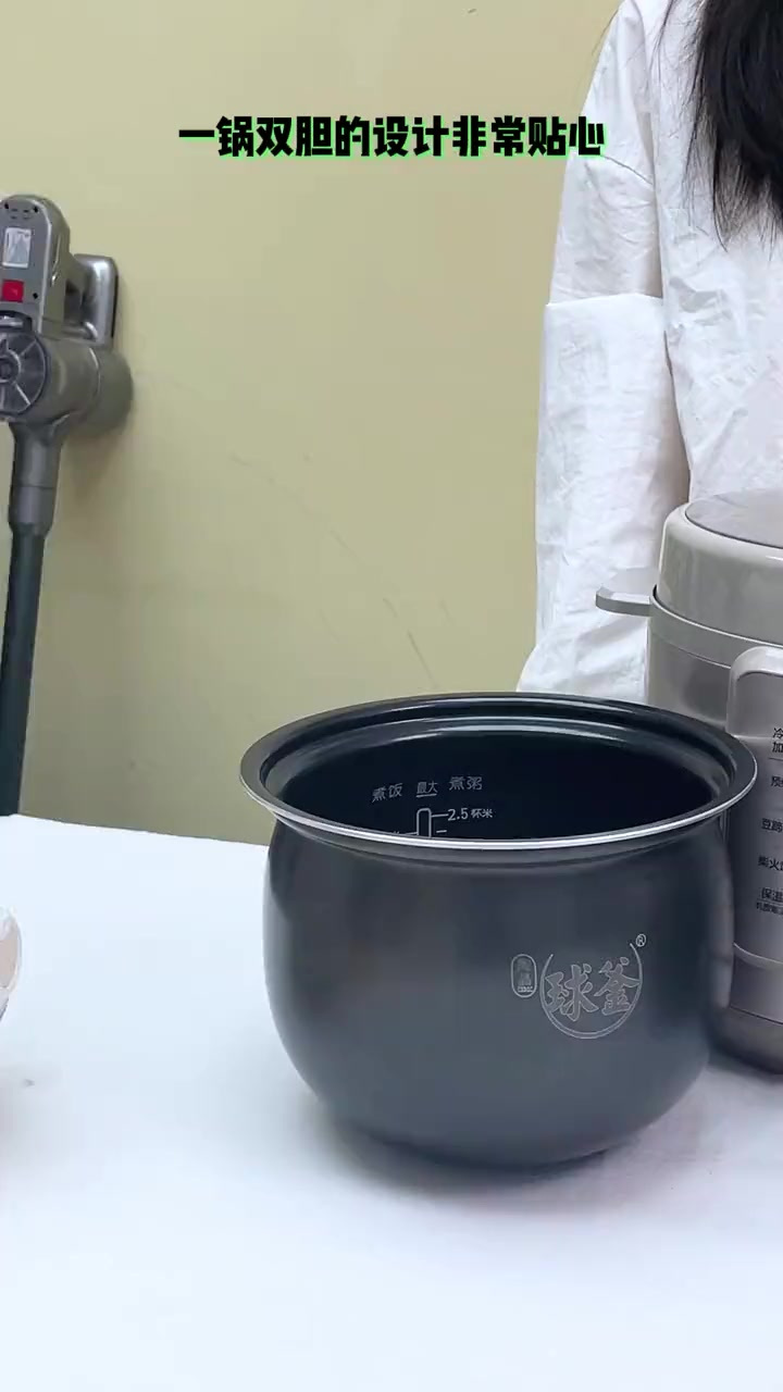 苏泊尔新款电压力锅来喽,高颜值配色,一锅双胆的设计。简直不要