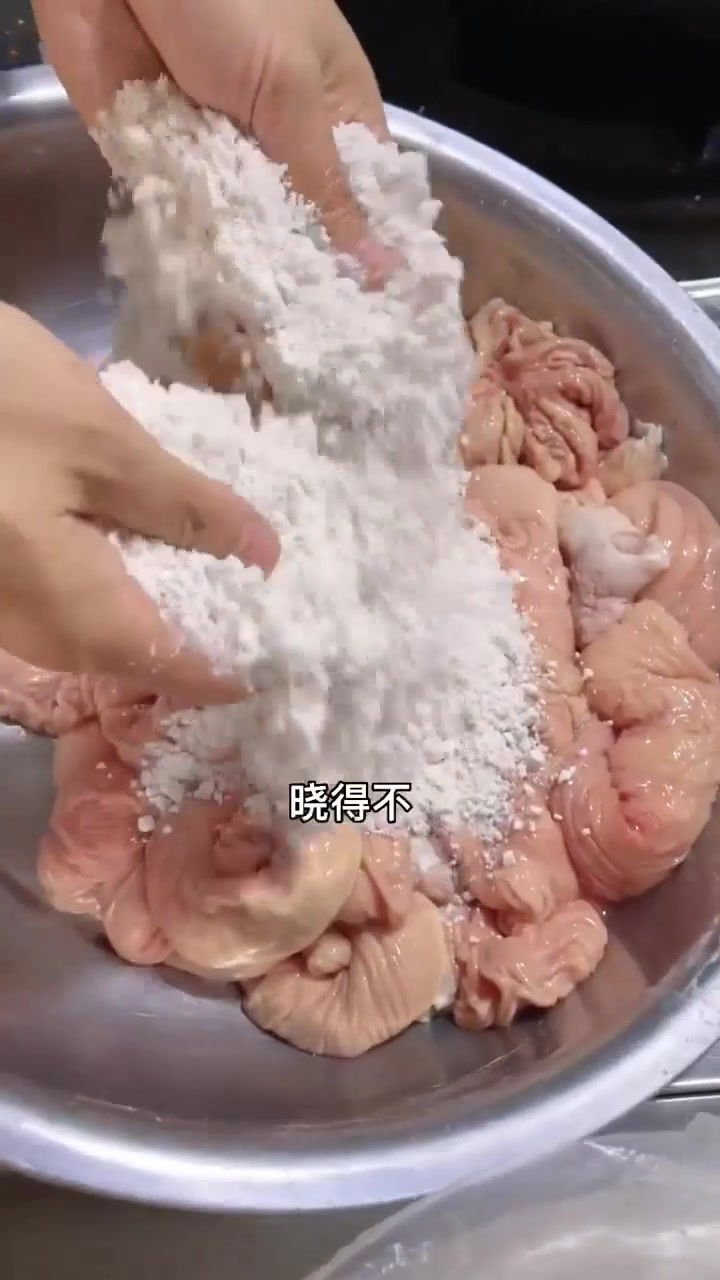 猪大肠,用这方法洗干净,做生爆大肠,又脆又好吃!家常菜猪大肠