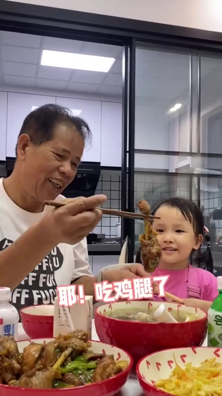 我爸花重金托人买了一只三条腿的鸡,你们说我是吃还是不吃?