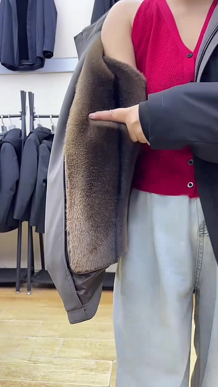 从容面对冬日挑战,金貂绒派克服是你温暖的标志