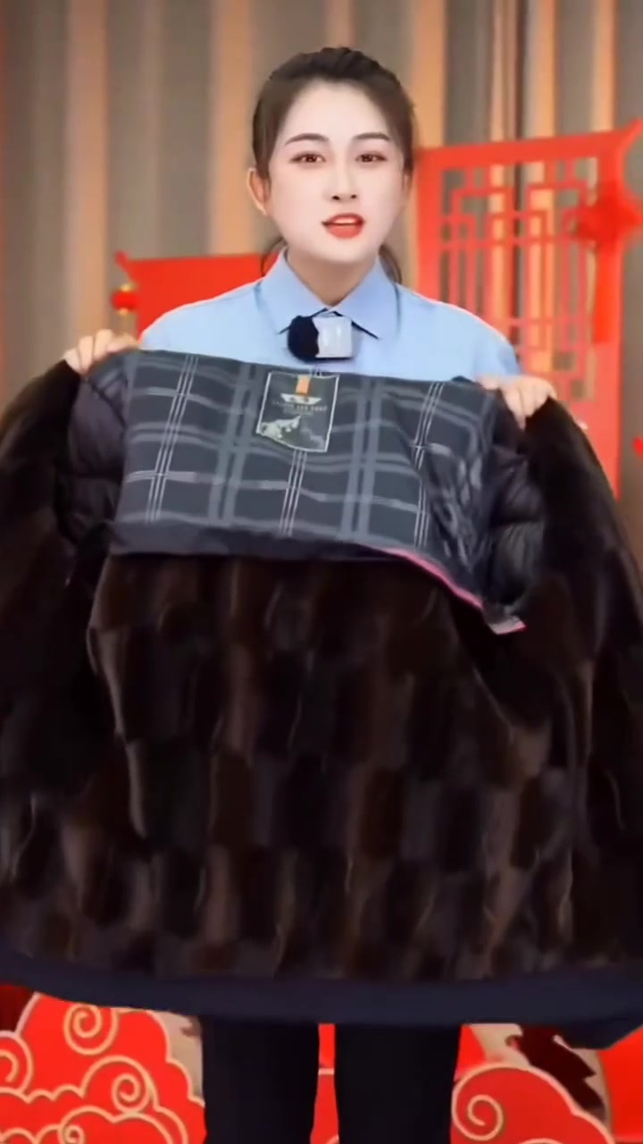 完美搭配各类服饰,黑金派克服让你独树一帜