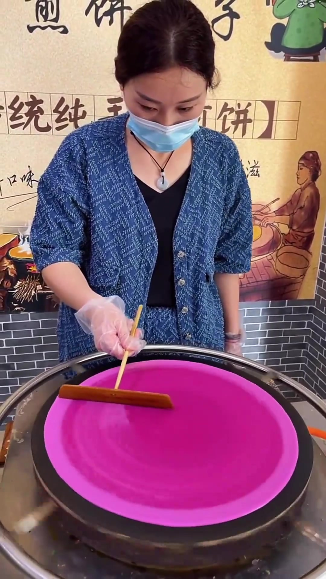 火龙果煎饼卷:鲜嫩鸡排与香脆蔬菜交织的美味体验