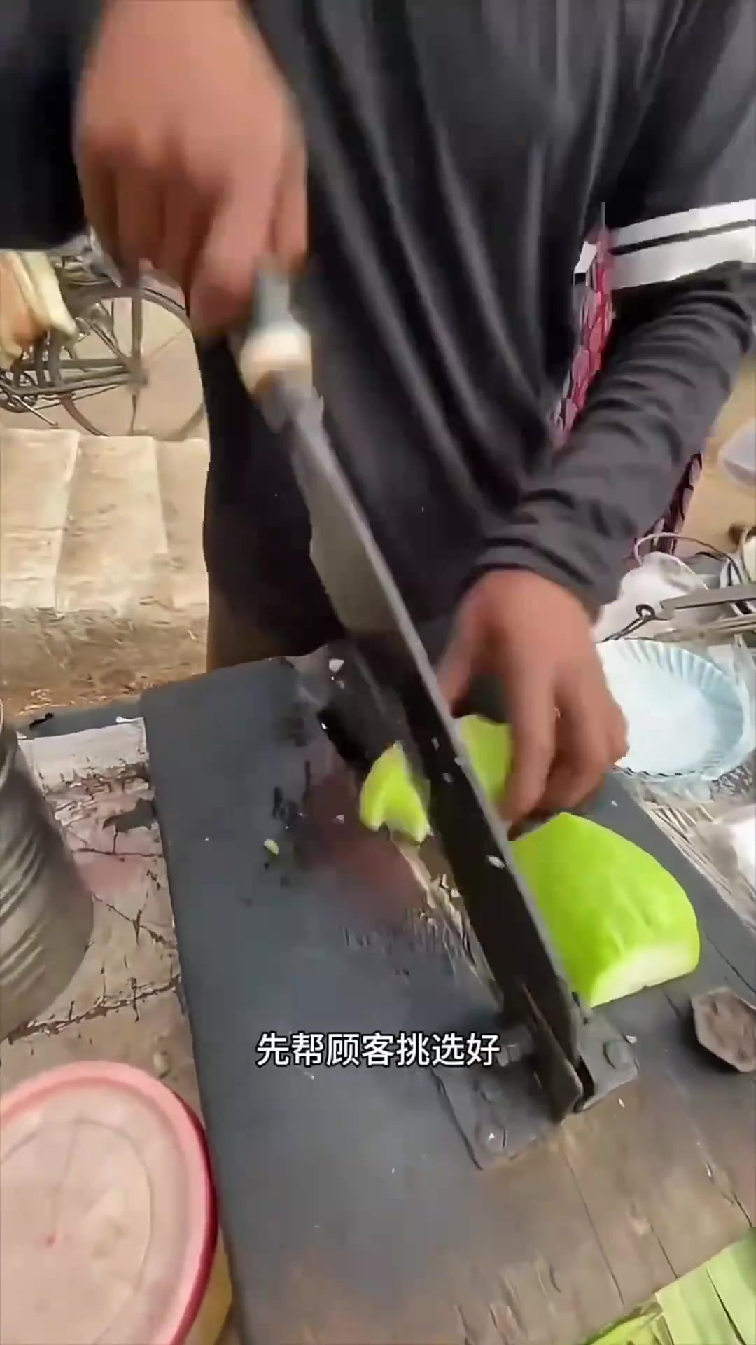 印度街头美食:新鲜番石榴沙拉的诱人制作过程与风味体验
