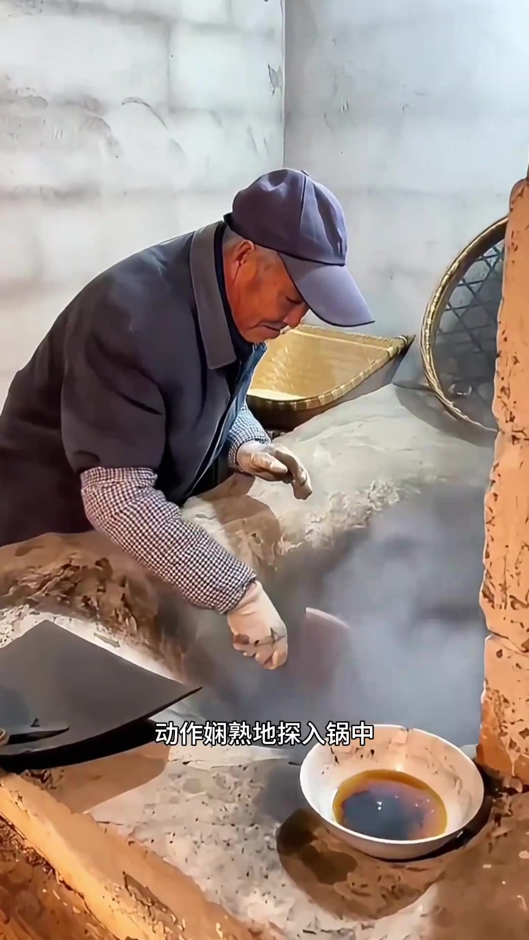 大叔巧手制作香甜爆米花,米团制作技艺尽显风采