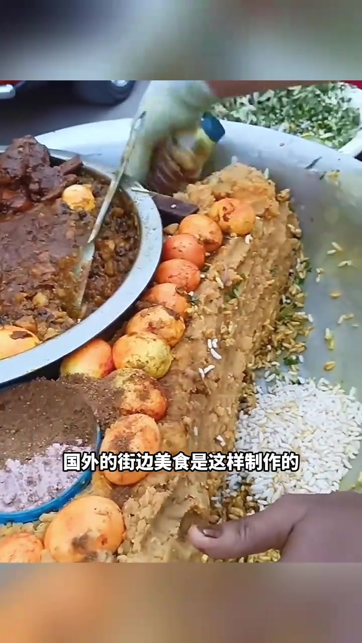 国外街边美食的奇特制作过程,浓厚调味料与医生名片的趣味搭配