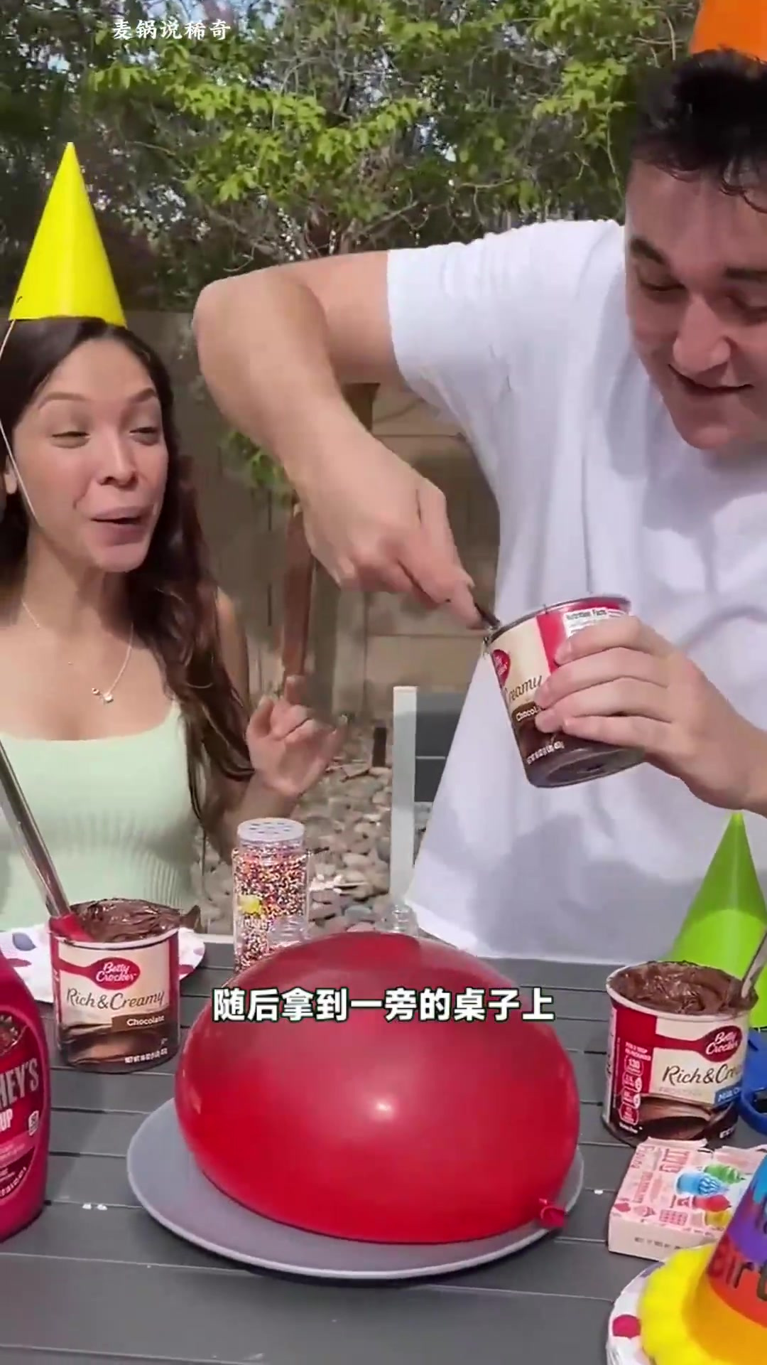 恶搞生日蛋糕:小伙用气球制造惊喜却意外爆炸!