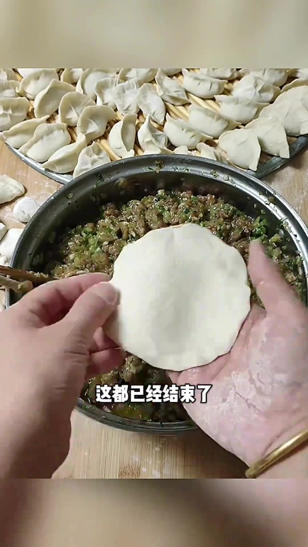 大娘包饺子技艺惊人,轻松捏出精美图案令人叹服!