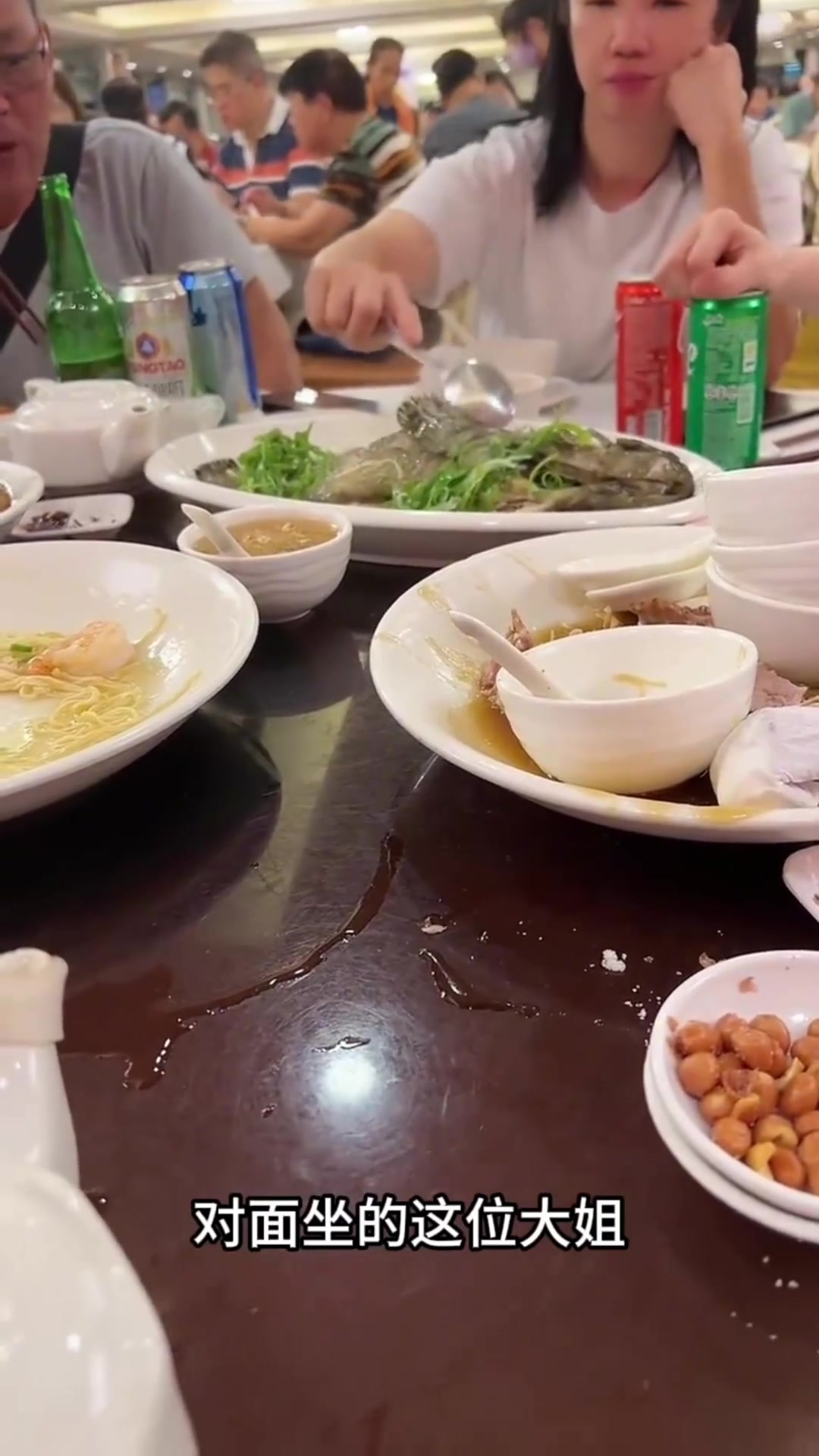 广东婚礼酒席奇遇:邻座大姐如何将清蒸鱼弄得稀烂?