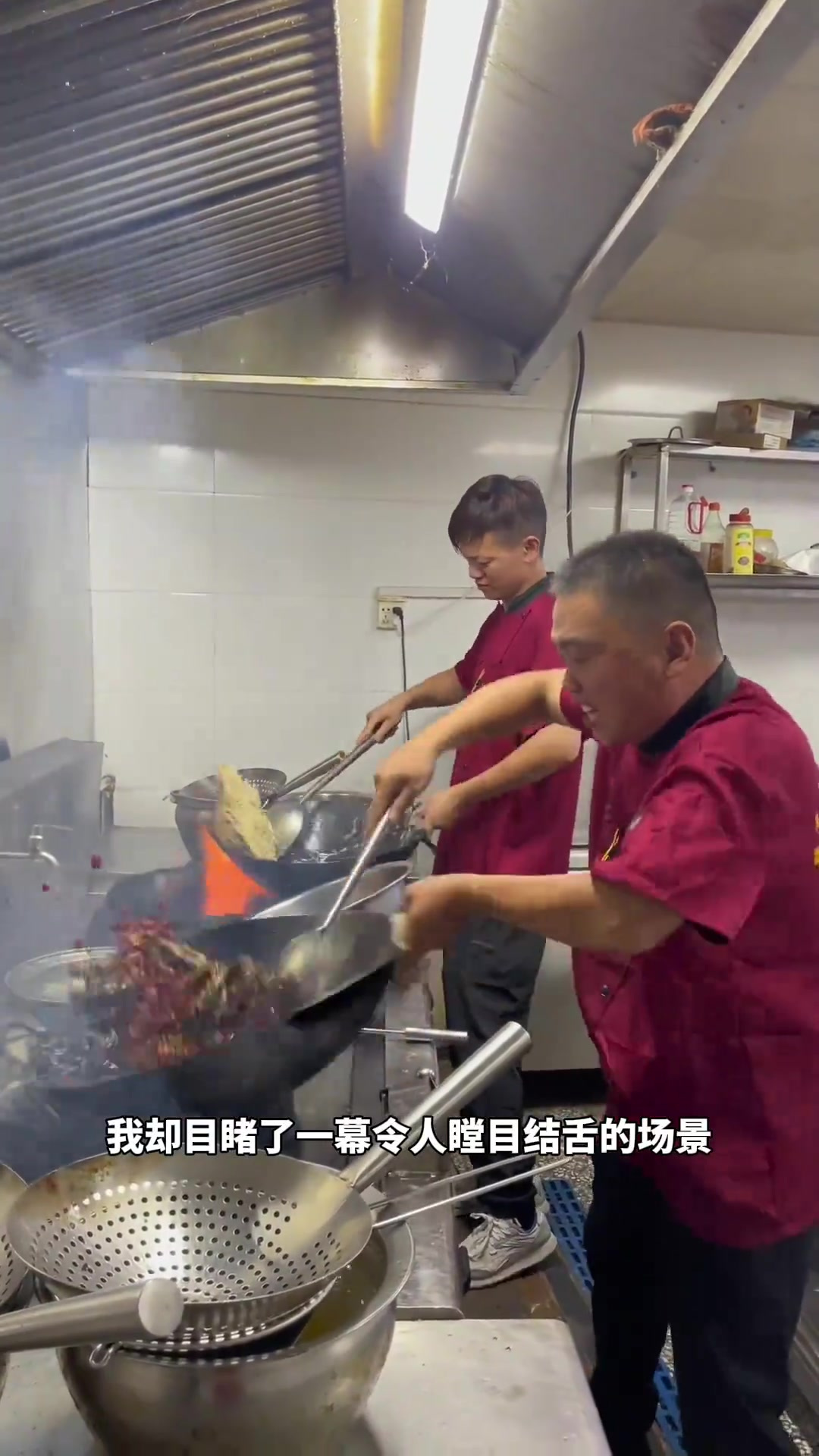 餐馆惊现狂热厨师,炒菜如同战斗般激烈,引人深思背后真相