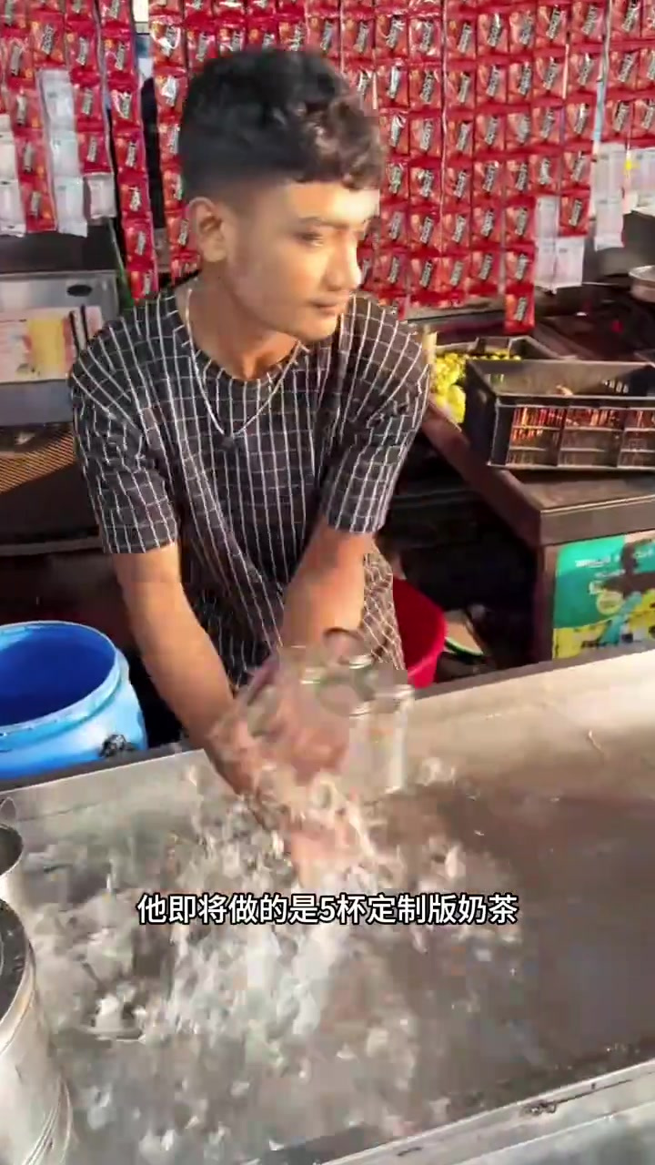 网红奶茶店小哥:一小时排队,五杯定制奶茶的精彩制作秀