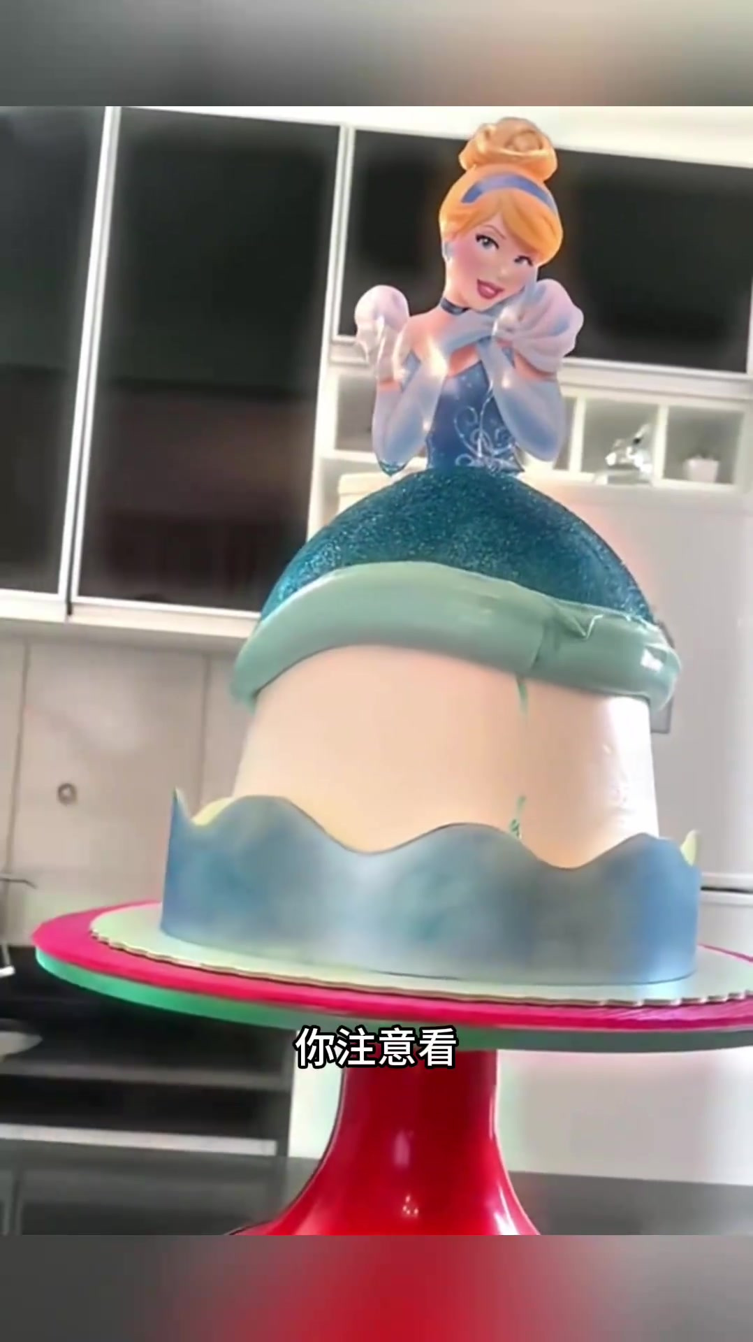 美丽蛋糕惊艳表妹60大寿,裙子设计宛如真实华服!