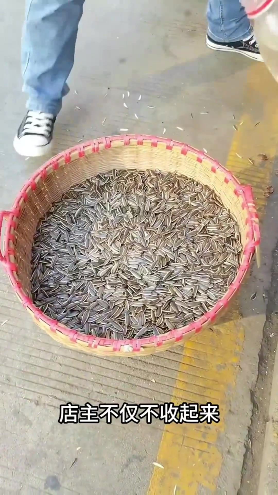 炒货店奇观:店主加水炒瓜子,难道不会潮湿吗?