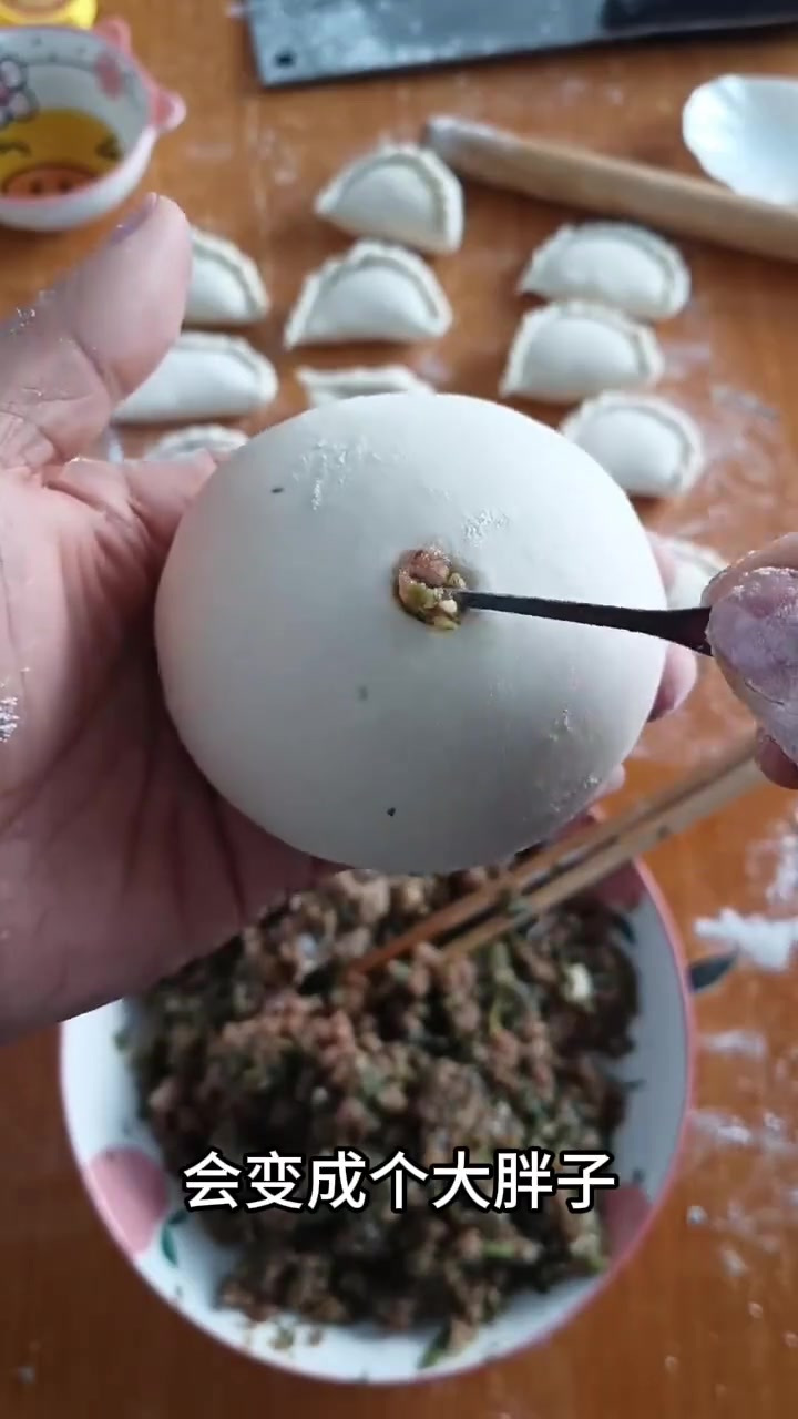 这要不是看到他放的一勺肉,不用放大镜都找不到呀