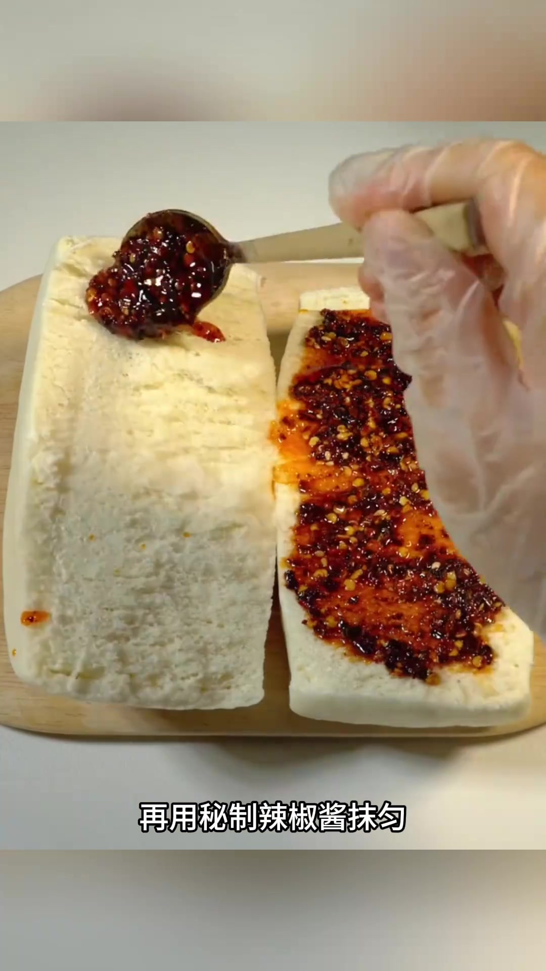 独特早餐:馒头夹辣椒酱与美味腊肉的完美结合