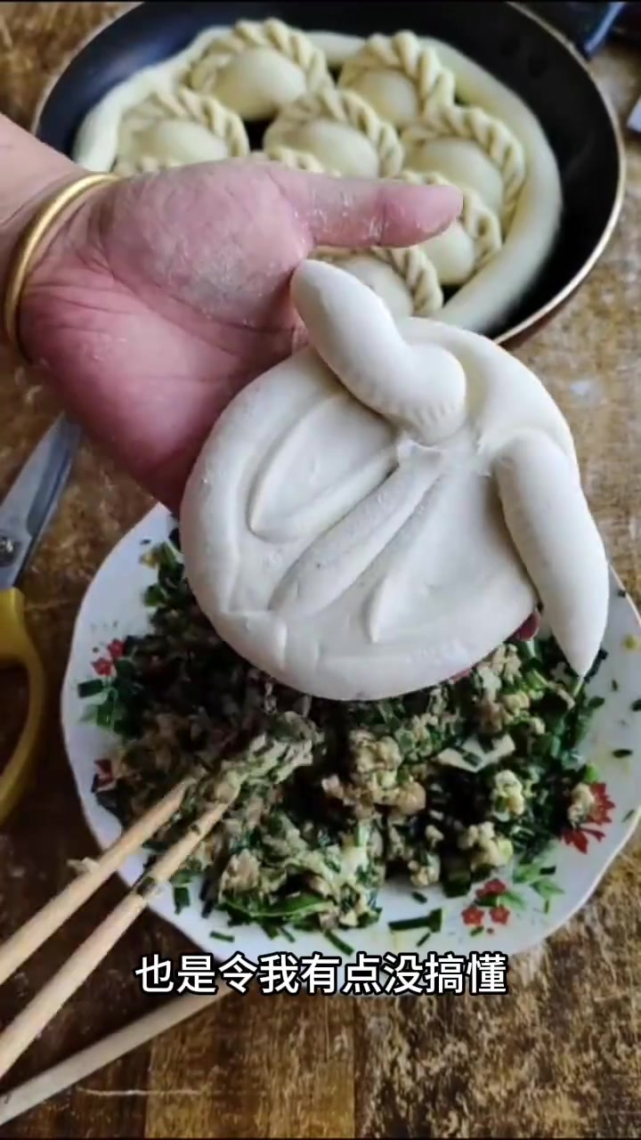 大姨包饺子的方法让我惊讶,饺子形状独特但馅料少得可怜
