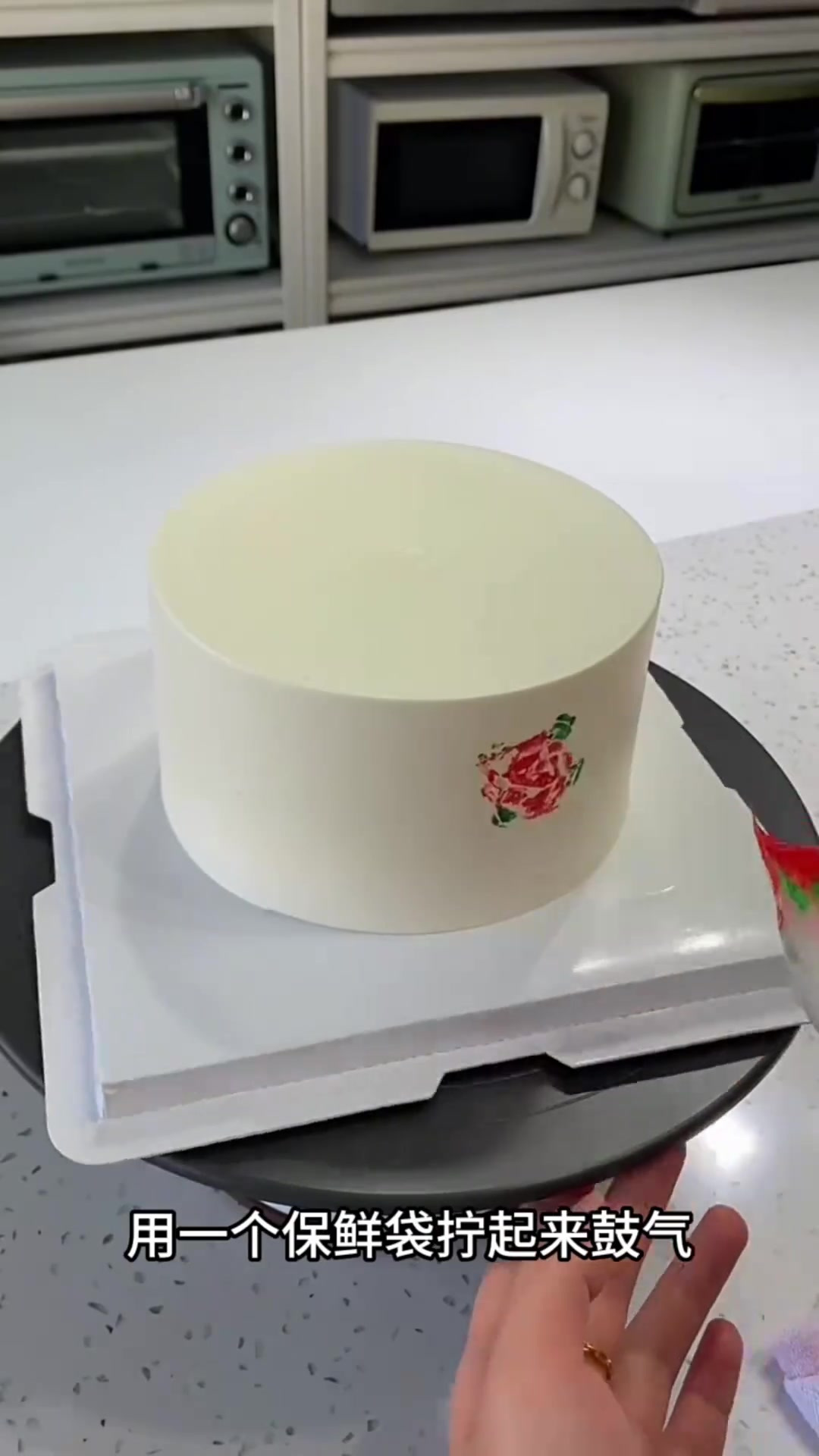 用保鲜袋轻松打造蛋糕玫瑰花纹,创意简约又美丽!