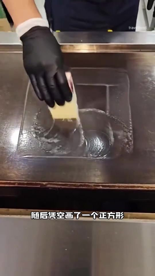独特创意与美食结合:这个男人的鸡蛋汉堡制作过程