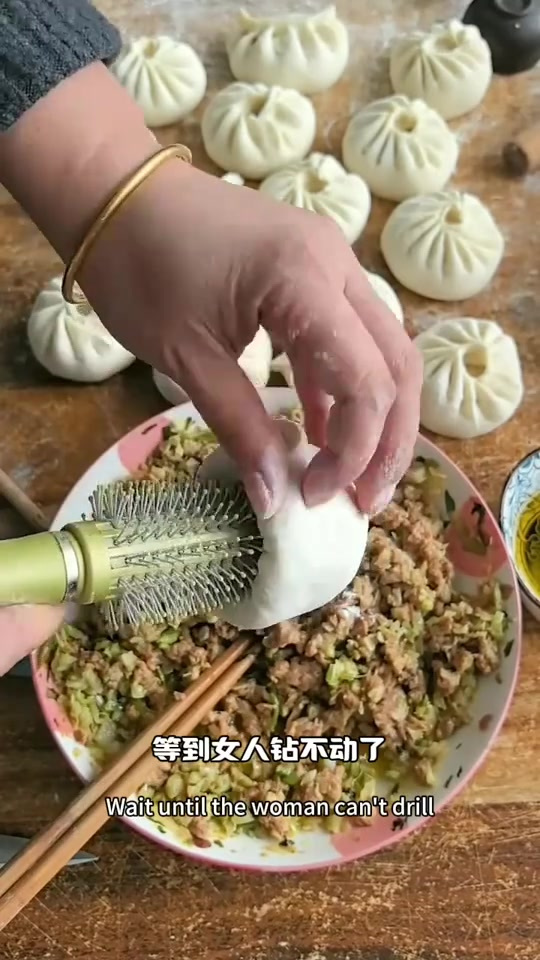 奇葩厨艺:女子用卷发棒制作精美花式包子让人瞠目结舌