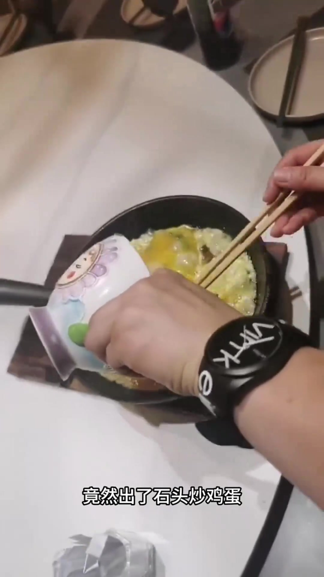 饭店新奇菜品:石头炒鸡蛋的背后秘密与环保困扰