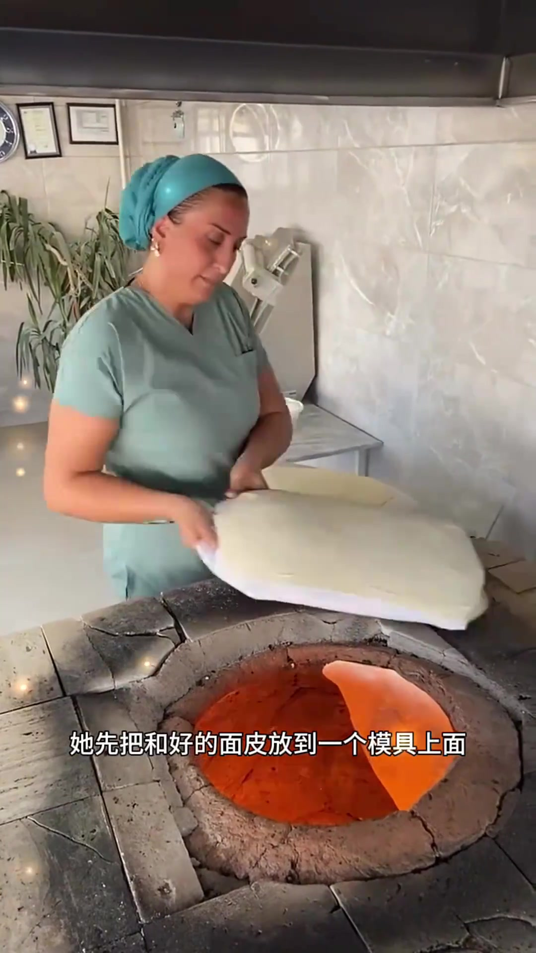 大姐快速制作烧饼,神奇的一分钟能否熟透引发好奇