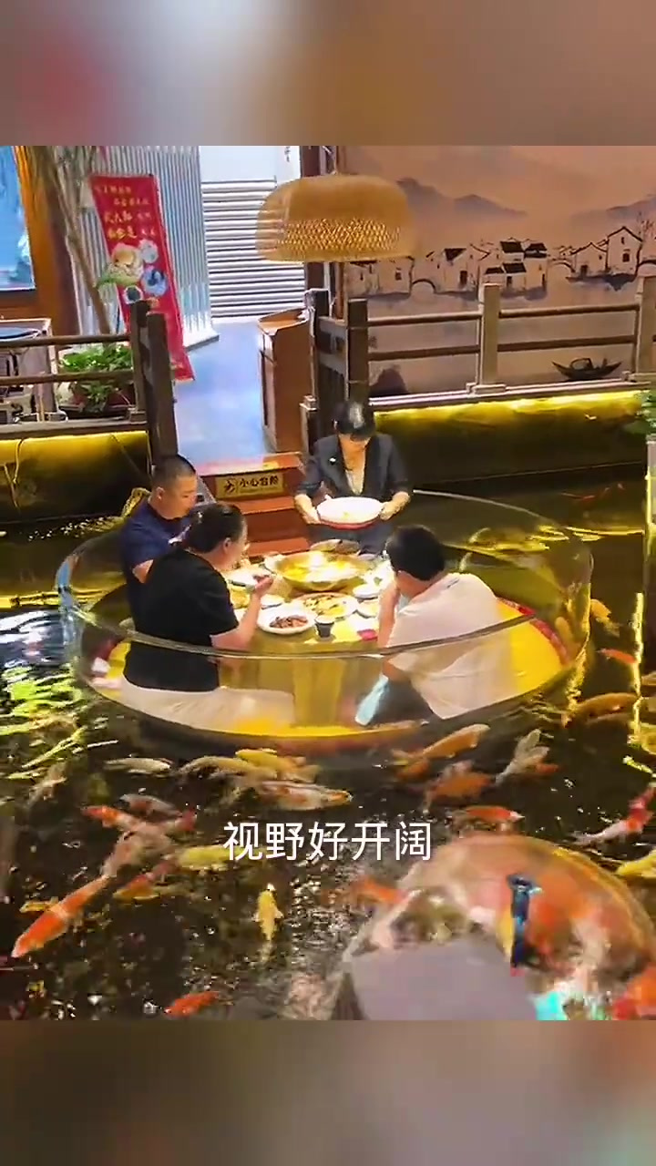 水中圆桌餐厅环境优美,彩鱼环绕令人神往,快告诉我在哪!